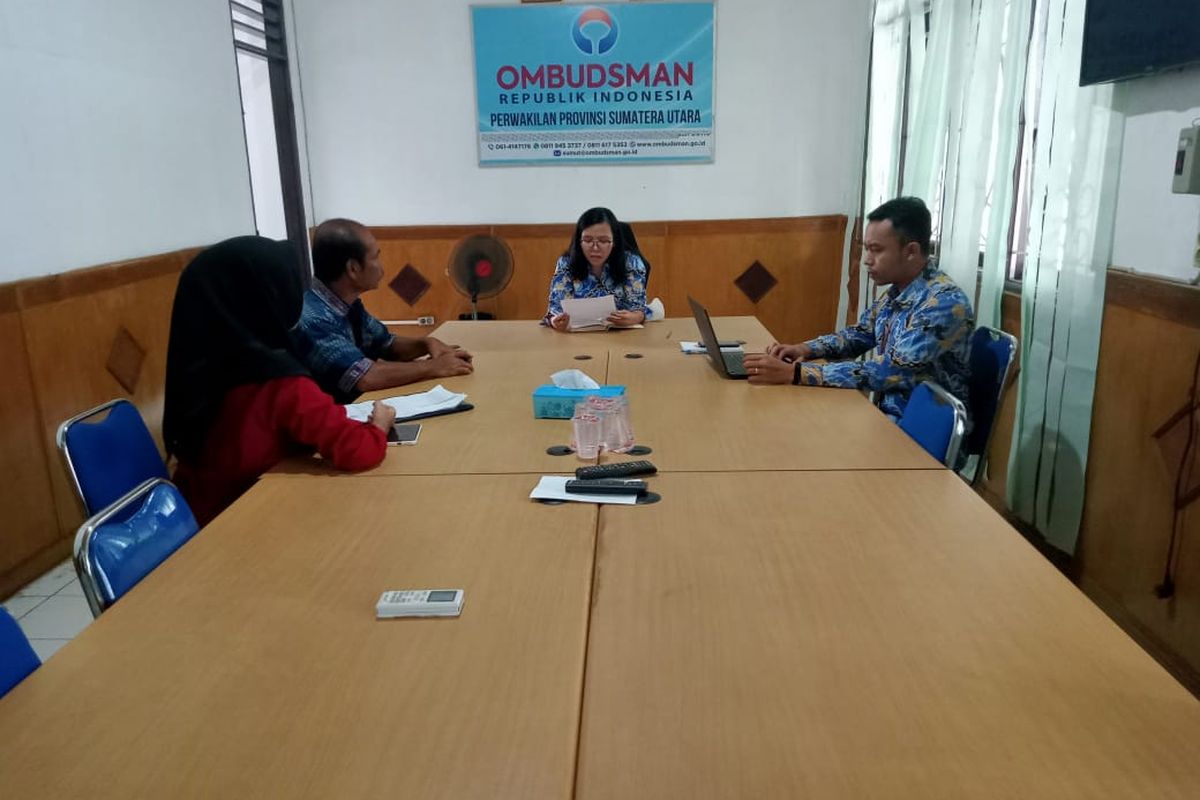 Ombudsman Sumut meminta keterangan orangtua dan siswa SMAN 8 Medan yang diduga tidak naik kelas karena orangtua laporkan Kepsek atas dugaan pungli ke polisi, Selasa (25/6/2024)