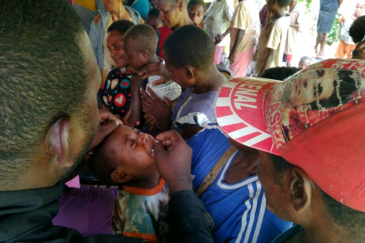 Anak-anak di Asmat mendapat perawatan medis.