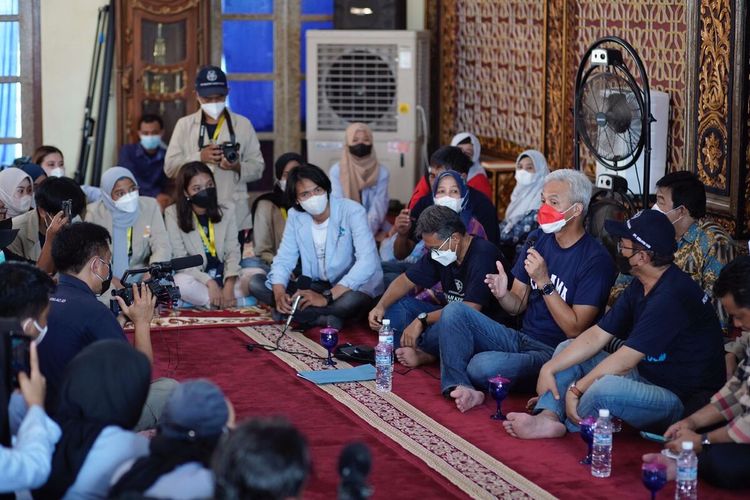 Ketua Umum PP Kagama, Ganjar Pranowo, Rektor UGM Panut Mulyono saat mengunjungi lokasi KKN Kolaborasi di Desa Sungsang, Kabupaten Banyuasin, Sumatera Selatan (Foto Dokumentasi Humas UGM)