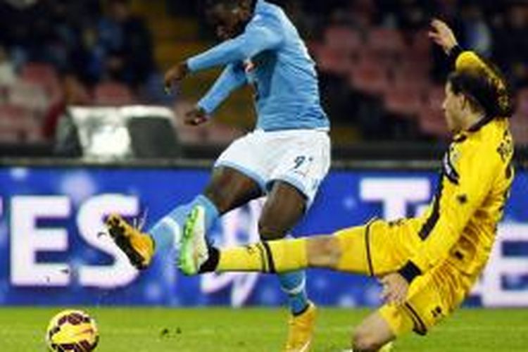 Pemain Napoli, Duvan Zapata, saat berupaya melepaskan tendangan ke gawang Parma pada pertandingan lanjutan Serie-A di Stadion San Paolo, Kamis (18/12/2014). 