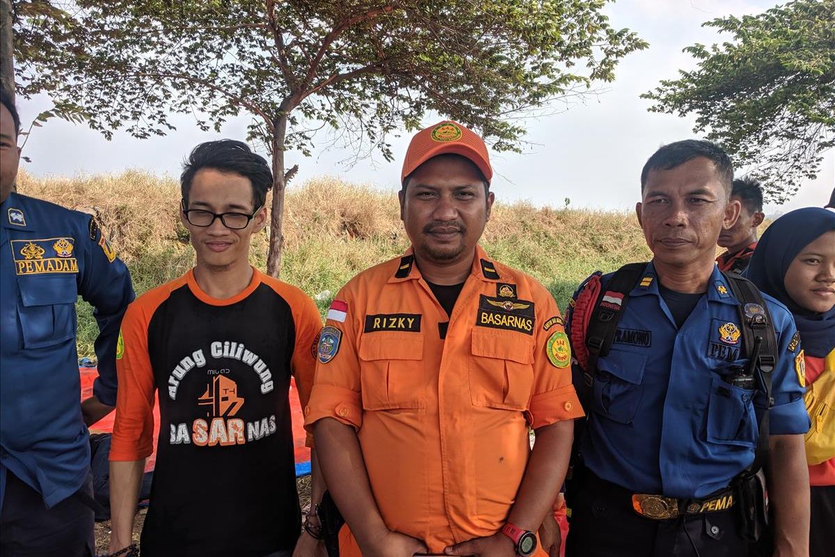 On Scene Commander (OSC) Tim SAR gabungan dari kantor Pencarian dan Pertolongan Jakarta, Rizky Dwianto dan timnya melakukan pencarian jenazah korban tenggelam di sisi timur perairan Ancol