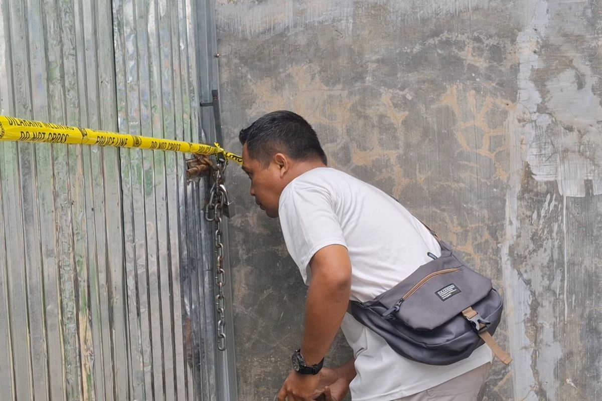 Gudang yang diduga jadi tempat penyimpanan solar subsidi disegel polisi, Selasa (4/11/2025)