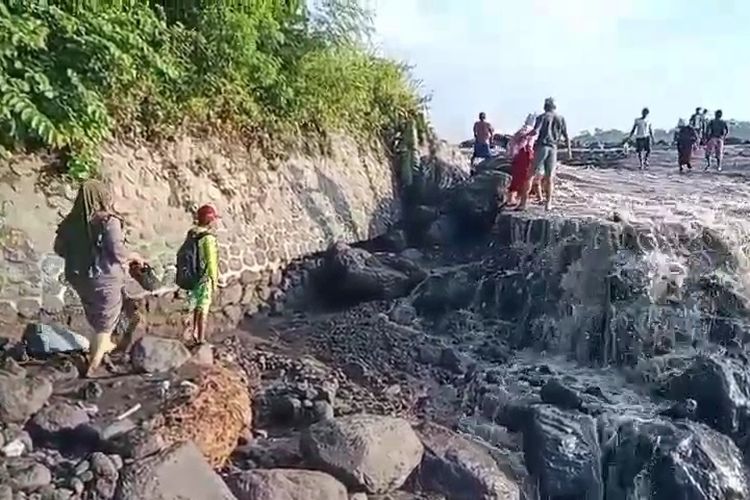 Demi Sekolah, Siswa SD di Lumajang Harus Seberangi Sungai Regoyo yang Dipenuhi Sisa Lahar