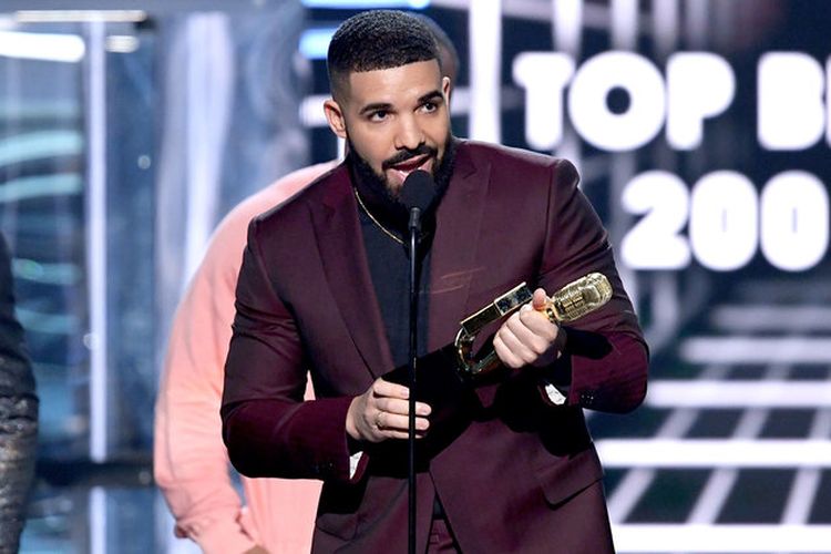 Drake saat menerima trofi penghargaan Top Billboard 200 Album dalam Billboard Music Awards 2019, Rabu (1/45/2019).