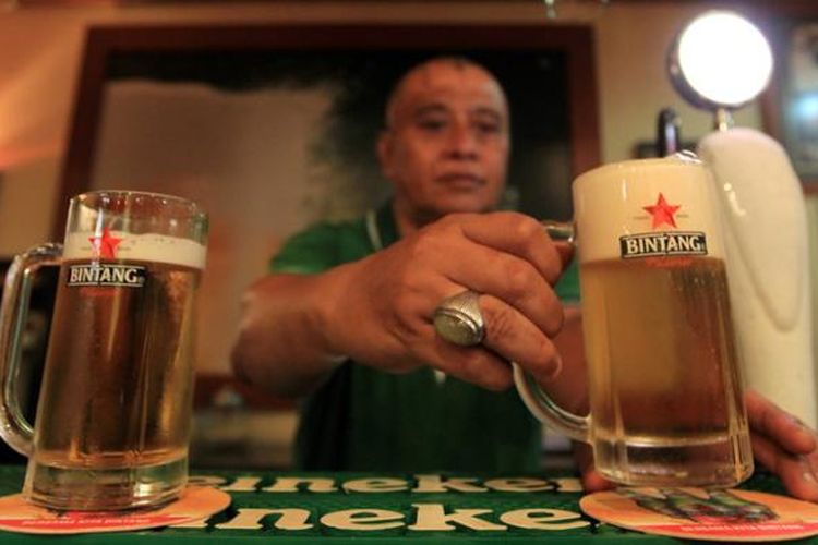 Bartender menunjukkan cara menuangkan bir saat acara Beer-B-Q di Pabrik PT Multi Bintang Indonesia, Tangerang, Banten, Jumat (17/4/2015). Berdasar Peraturan Menteri Perdagangan (Permendag) No 06/M-DAG/PER/1/2015, mulai 16 April 2015, kebijakan larangan penjualan minuman beralkohol alias minuman keras di minimarket-minimarket di Indonesia berlaku efektif.