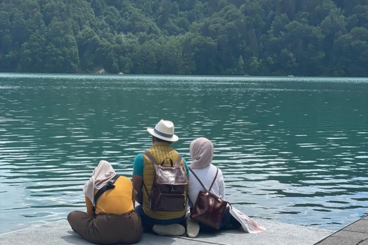 Gubernur Jawa Barat Ridwan Kamil bersama istrinya Atalia Praratya dan anak perempuannya Zara tampak duduk di tepian Sungai Aare, Swiss. Foto ini diunggah di akun Instagram Atalia @ataliapr pada Kamis (2/6/2022).