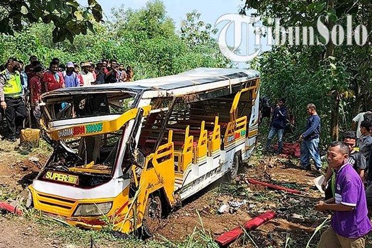 Penampakan kereta kelinci 'yang terperosok di ladang mengakibatkan dua orang tewas di Dukuh Dawung, Desa Sempu, Kecamatan Andong, Kabupaten Boyolali, Rabu (11/5/2022). 
