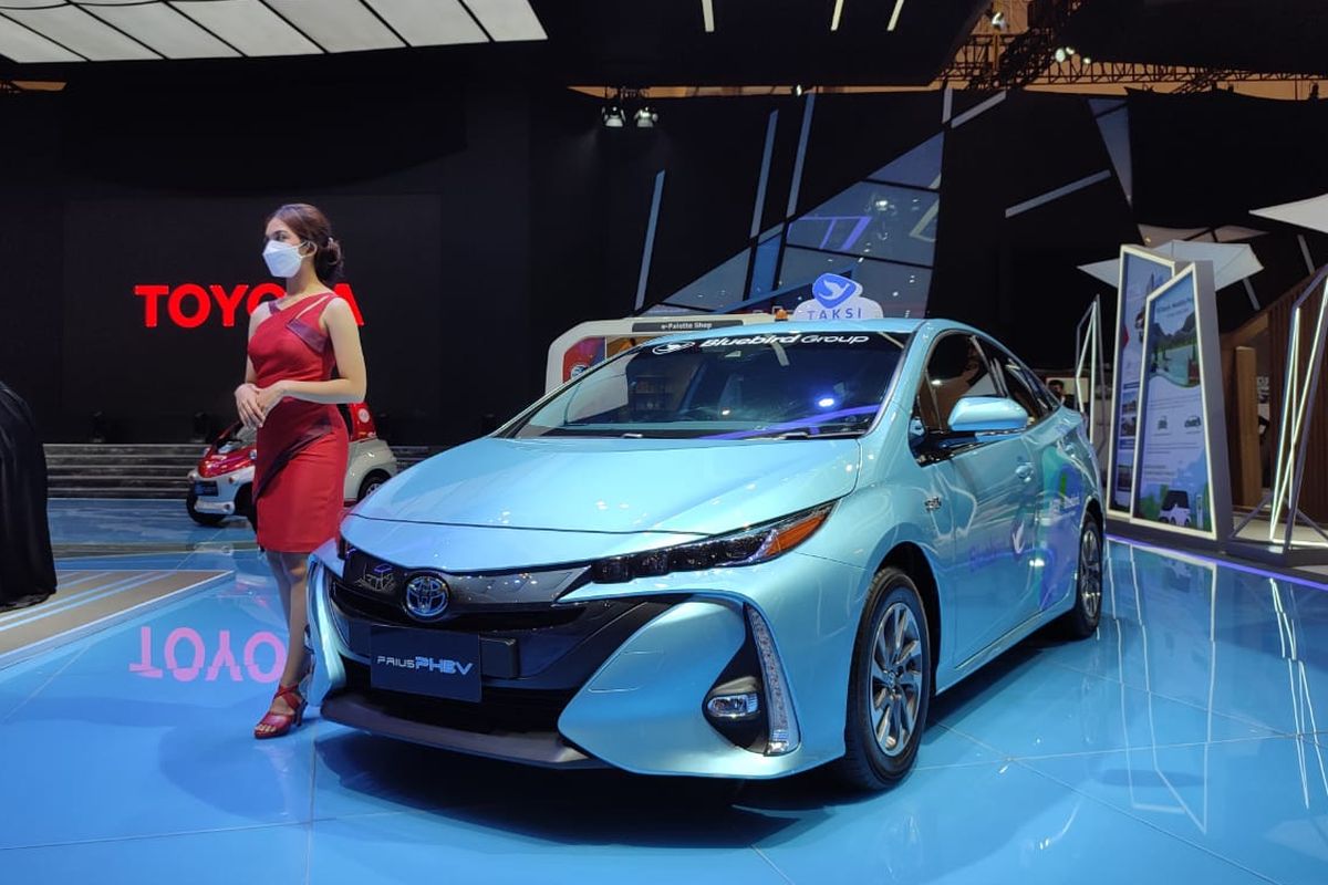 Toyota Prius PHEV resmi jadi Taksi Bluebird