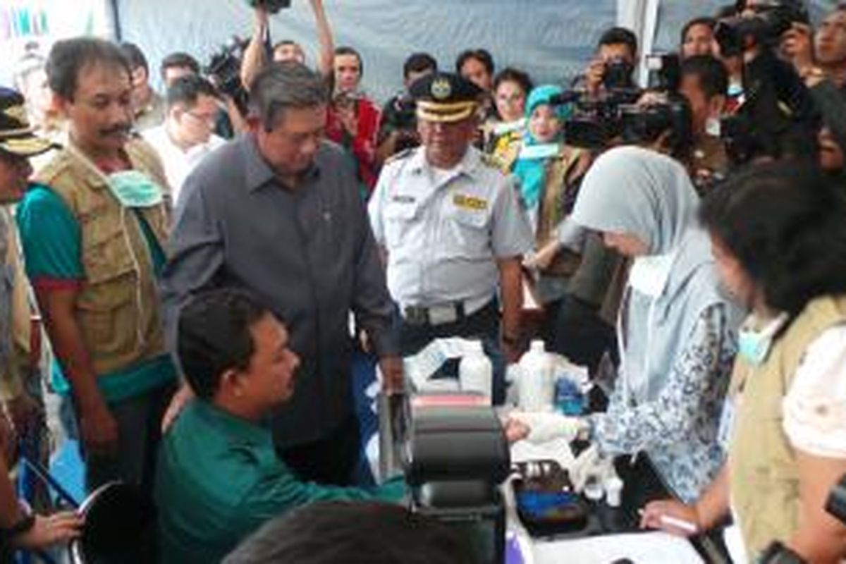 Presiden Susilo Bambang Yudhoyono meninjau pos tes kesehatan sopir di Terminal Kampung Rambutan, Jakarta Timur, Senin (5/8/2013).