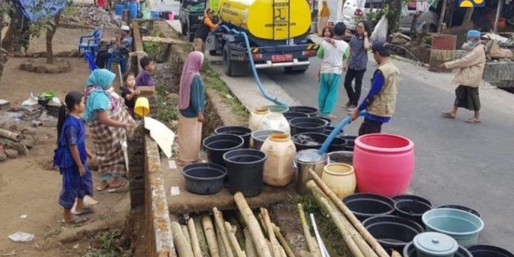 Pengisian air bersih di Desa Bilok Petung, Kecamatan Sembalun, Lombok Timur.