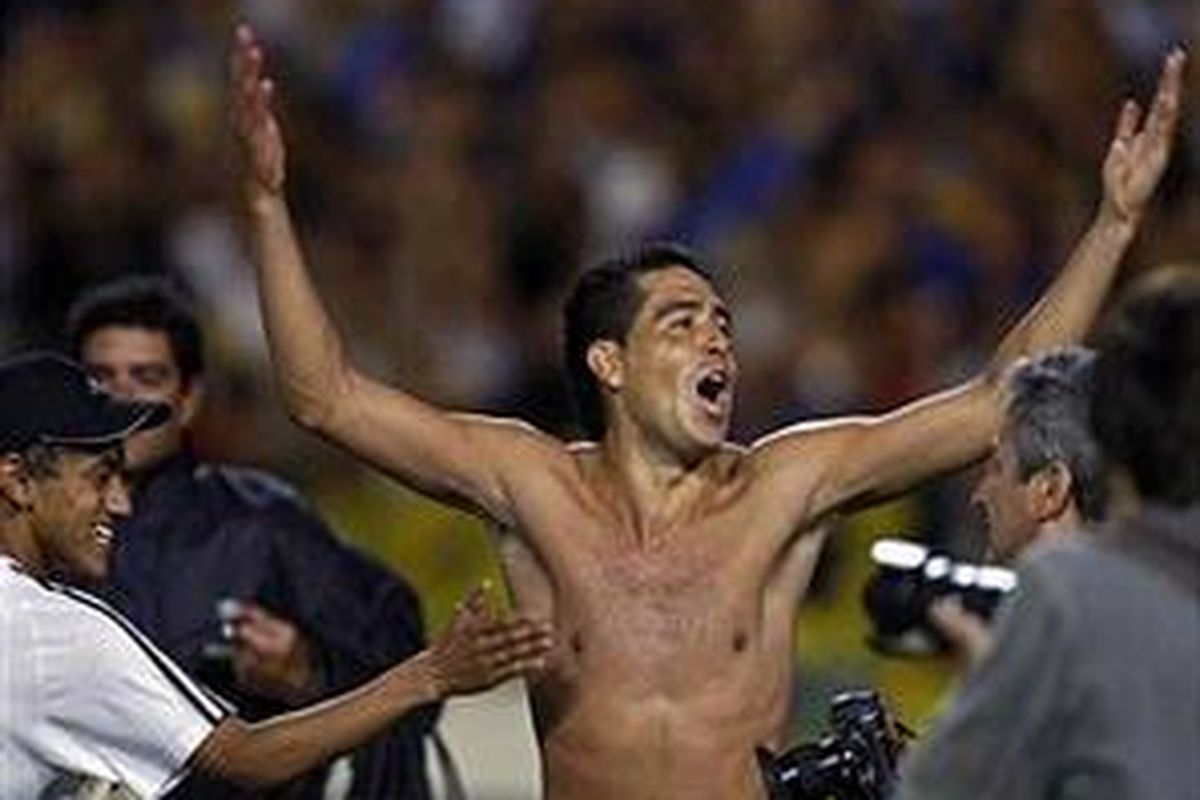 Juan Roman Riquelme merayakan kemenangan Boca Juniors 1-0 dalam partai derby panas lawan River Plate.