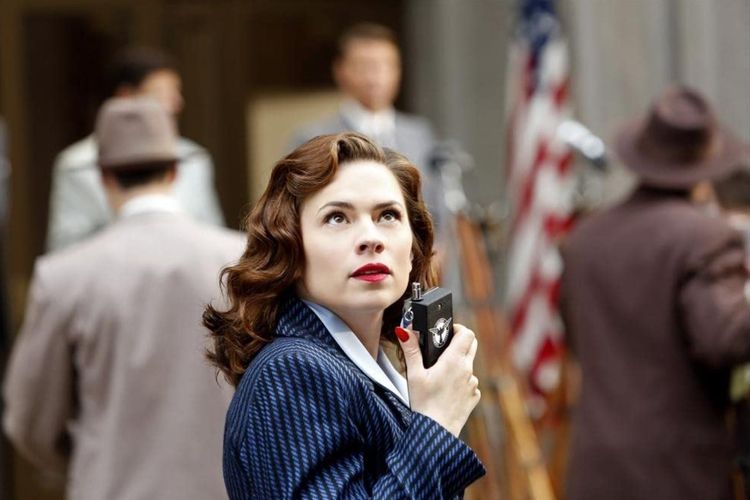 Hayley Atwell dalam serial Agent Carter (2015).