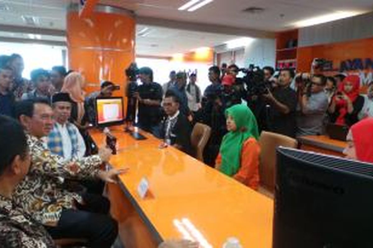 Gubernur DKI Jakarta Basuki Tjahaja Purnama marah-marah di kantor Badan Pelayanan Terpadu Satu Pintu (BPTSP) DKI, di Lantai 18, Balaikota, Jumat (2/1/2015).