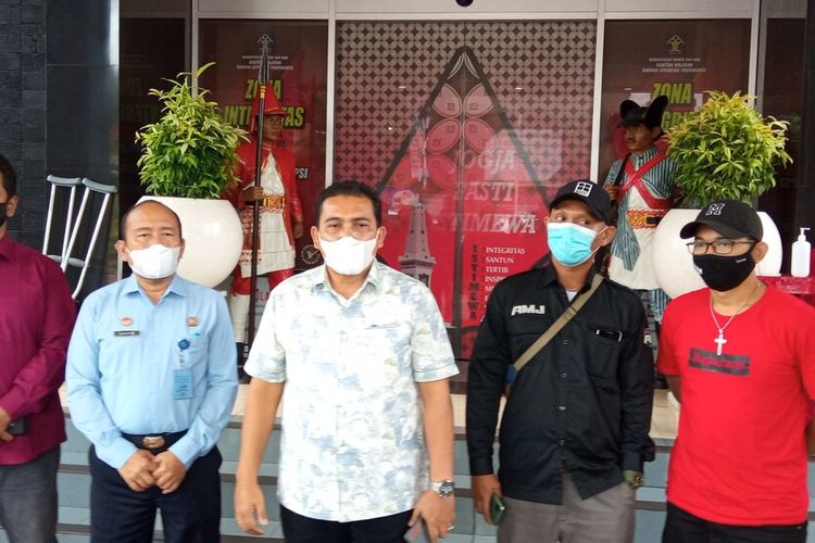 Budi Situngkir (kemeja putih) bersama Kalapas Narkotika IIA Yogyakarta ditemui di kantor Kanwil Kemenkumham DIY, Kamis (11/11/2021)