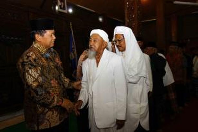Bupati Semarang Mundjirin berpamitan kepada para Kiai di Pendopo Bupati, Jl Ahmad Yani Ungaran, Senin (28/9/2015) malam.  