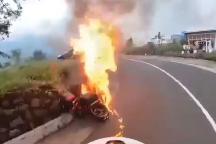 Tangkapan layar video viral moge terbakar di jalur wisata Bromo.
