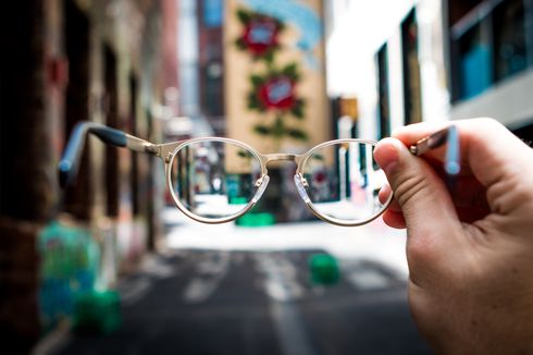 Cara Menghilangkan Goresan pada Lensa Kacamata
