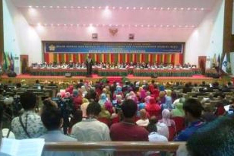 Presiden Susilo Bambang Yudhoyono, Kamis (19/9) malam menghadiri Senat Terbuka di Gedung AAC Dayan Dawood, Universitas Syiah Kuala, Darussalam, Banda Aceh. SBY juga menerima gelar Doktor Honoris Causa dari Universitas Syiah Kuala. 
