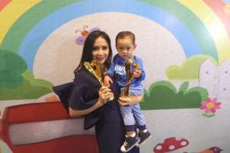 Nagita Slavina dan putranya, Rafathar Malik Ahmad, diabadikan dalam acara Mom & Kids Awards 2016 di MNC Tower, Kebon Jeruk, Jakarta Barat, pada Senin (19/12/2016).