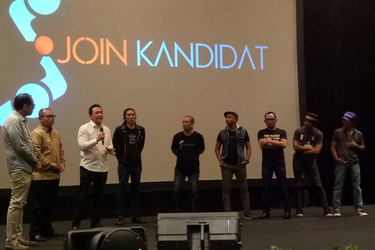 Grup band Slank dan Ketua Bekraf Triawan Munaf diabadikan saat peluncuran aplikasi Join Kandidat di Hotel Bidakara, Jakarta Selatan, Rabu (10/5/2017).