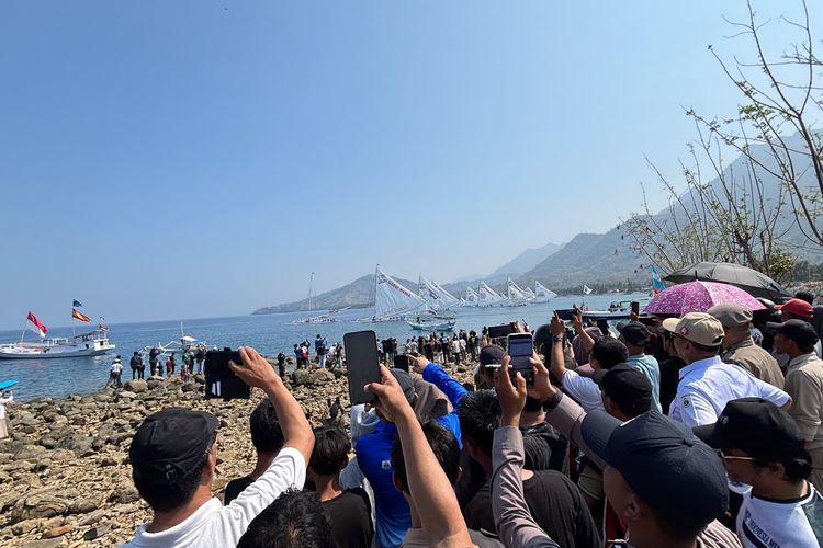 Momen Ribuan Warga Sulbar Nonton Lomba Perahu Tradisional Bercadik Tercepat di Dunia