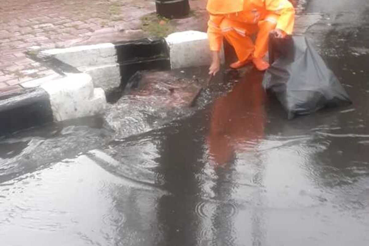 Jalan Sultan Hasanuddin, Jakarta Selatan sempat tergenang saat hujan deras , Senin (6/4/2020)