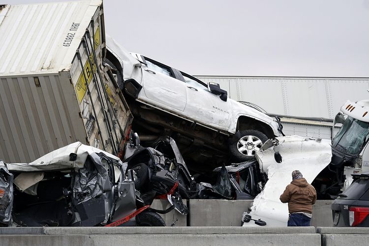 Kecelakaan beruntun di Interstate 35 dekat Fort Worth, Texas, Amerika Serikat, pada Kamis (11/2/2021). Tabrakan ini melibatkan 75-100 kendaraan di jalan berselimut es. Sedikitnya 5 orang tewas dan puluhan lainnya luka-luka.