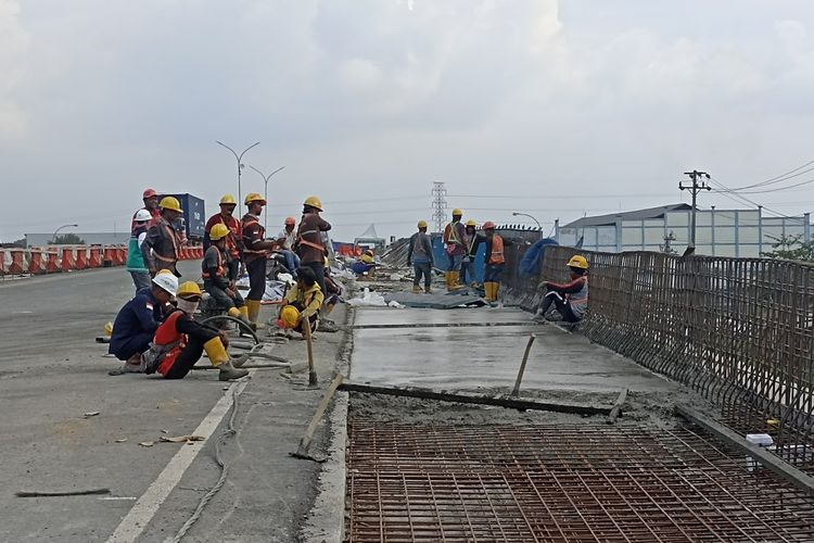 Pembangunan Jembatan Kaligawe, Kota Semarang, Jawa Tengah (Jateng) pada Selasa (5/3/2024). 