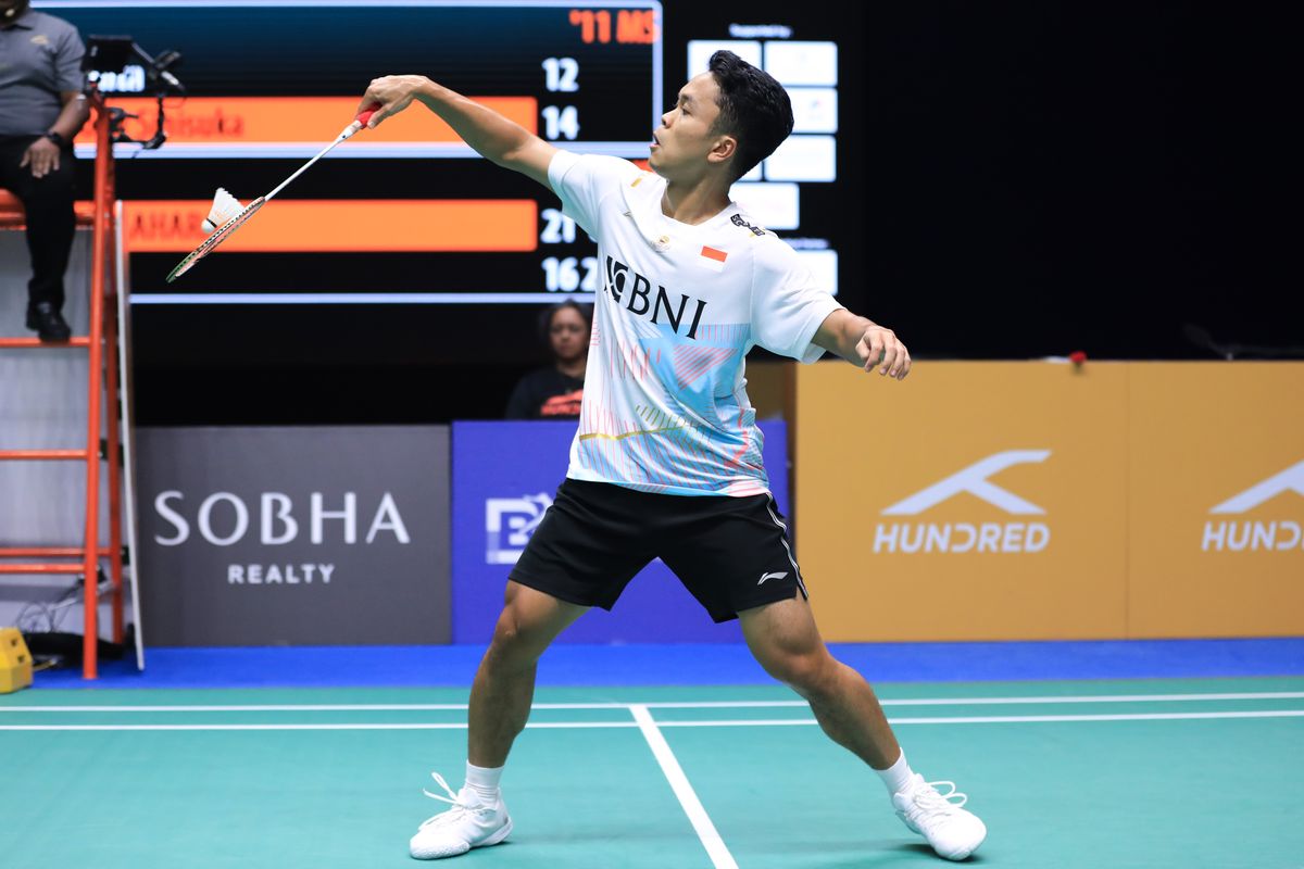 Aksi tunggal putra Indonesia, Anthony Ginting, saat bertanding kontra wakil Jepang, Kanta Tsuneyama, dalam semifinal Badminton Asia Championships 2023. Dalam laga tesebut, Anthony Ginting berhasil menang dan berhak melaju ke final Badminton Asia Championships 2023.