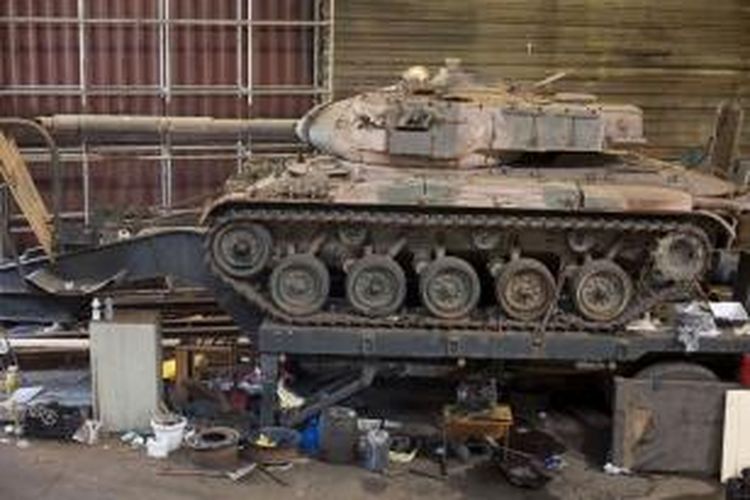 Kepolisian Sao Paulo, Brasil menemukan dua buah tank dalam sebuah gudang yang digerebek dalam operasi pencarian mobil-mobil curian, Selasa (27/1/2015).