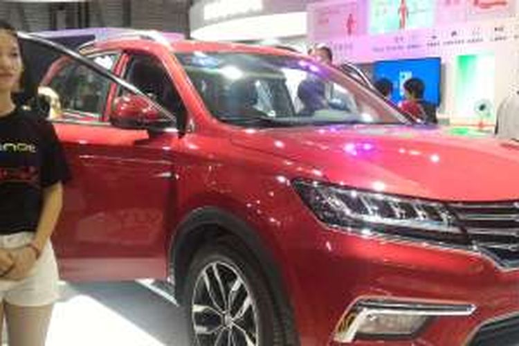 Mobil pintar Roewe RX 5 dipamerkan Alibaba di MWC Shanghai 2016, Rabu (29/6/2016).