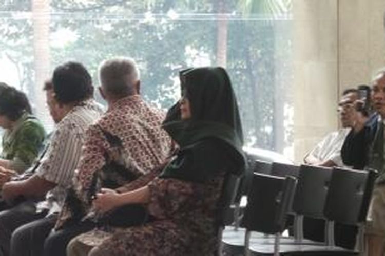 Ratu Rita Akil (berkerudung hitam), istri Ketua Mahmakah Konstitusi nonaktif Akil Mochtar, memenuhi panggilan Komisi Pemberantasan Korupsi, Selasa (22/10/2013).