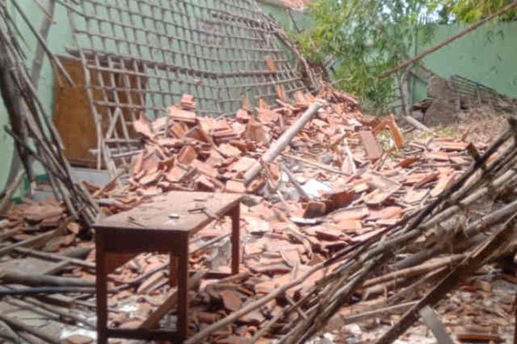 Kondisi atap bangunan madrasah yang ambruk setelah diterjang angin kencang di Kabupaten Cirebon, Jawa Barat, Senin (30/8/2021). 