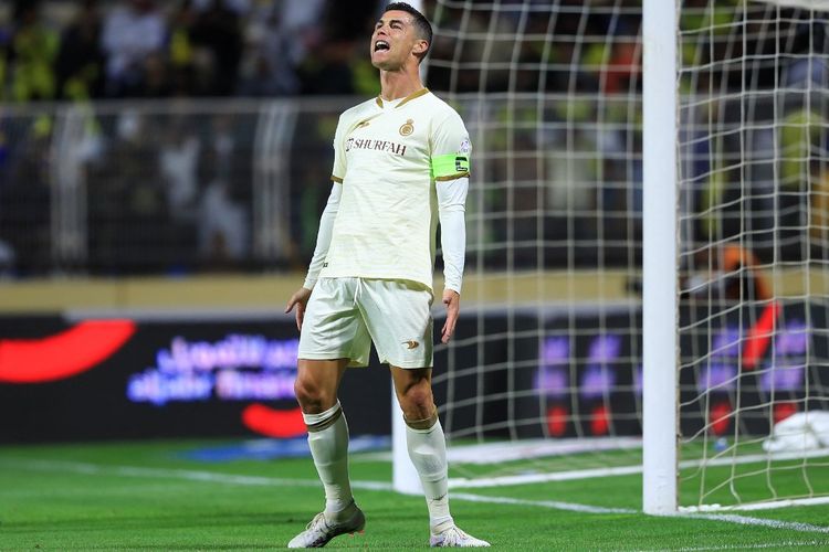 Ekspresi Cristiano Ronaldo dalam laga peka ke-15 Liga Arab Saudi 2022-2023 Al Fateh vs Al Nassr di Stadion Prince Abdullah bin Jalawi, Jumat (4/2/2023) malam WIB. Ronaldo mencetak gol pada masa injury time yang memastikan laga berakhir imbang 2-2. CR7 kini telah mencetak 499 di level liga.