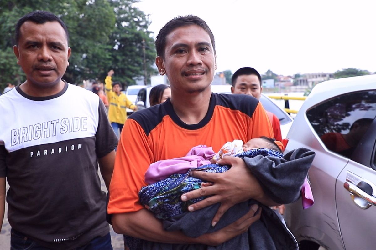 Petugas Penyelamat mengevakuasi bayi usia 3 bulan di Ciledug Kota Tangerang dan kepungan banjir, Kamis (2/1/2020)