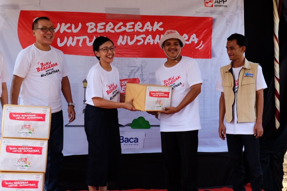 Pemberian donasi paket buku untuk TBM Saung Huma 