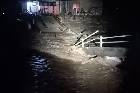 Jembatan Sungai Pangkua Ambruk Diterjang Banjir, Akses Jalan Terputus