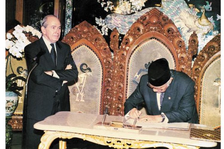 Direktur Pelaksana IMF Michel Camdessus menyaksikan Presiden Soeharto menandatangani nota kesepakatan bantuan Dana Moneter Internasional di Jalan Cendana, 15 Januari 1998.