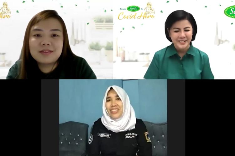 Brand Manager Sania, Novita Sari (kiri), Desiree Tarigan (kanan) dari Sania to Covid Hero memberikan donasi kepada Sumiyati (bawah), petugas pemulasaran jenazah Covid-19.