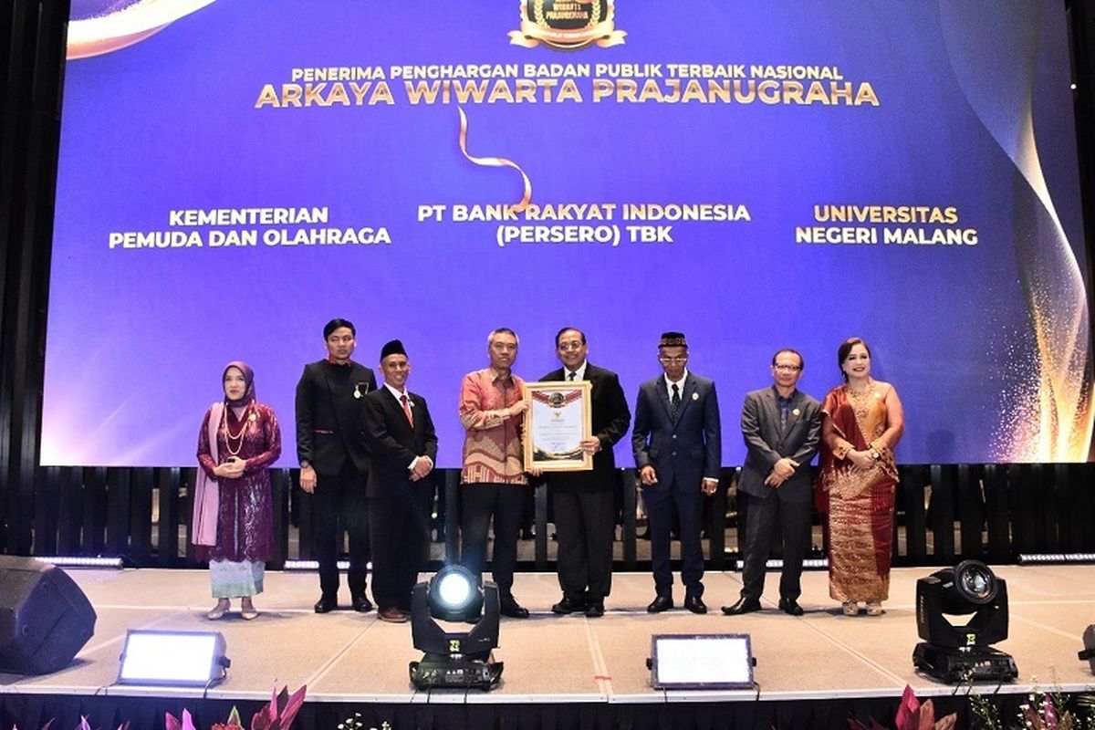 BRI mendapatkan dua penghargaan bergengsi dalam ajang Malam Anugerah Keterbukaan Informasi Publik 2024 dalam Malam Anugerah Keterbukaan Informasi Publik Tahun 2024 di Movenpick Hotel Jakarta City Centre, Jakarta Pusat (17/12/2024).