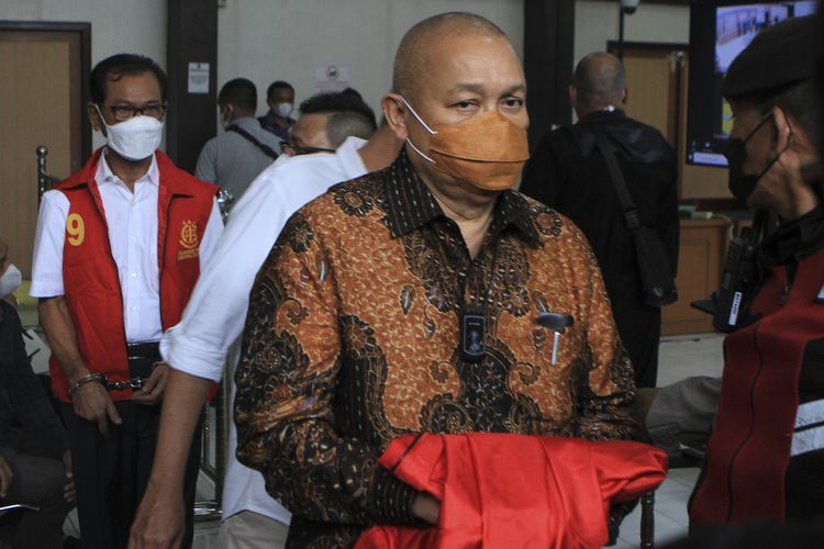 Mantan Gubernur Sumsel periode 2008-2018 Alex Noerdin saat dihadirkan di pengadilan Negeri Palembang untuk menjalani tiga sidang sekaligus, Selasa (17/5/2022). Sidang yang dijalani Alex sebagai saksi dan terdakwa tersebut yakni terkait kasus pembelian gas bumi oleh Perusahaan Daerah Pertambangan dan Energi (PDPDE), Kasus Tindak Pidana Pencucian Uang (TPPU) PDPDE serta kasus korupsi pembangunan Masjid Sriwijaya.