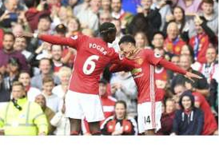 Gelandang Manchester United, Paul Pogba (kiri) dan rekannya, Jesse Lingard, melakukan selebrasi setelah Pogba mencetak gol keempat timnya ke gawang Leicester City pada pertandingan Premier League di Old Trafford, Manchester, Sabtu (24/9/2016).