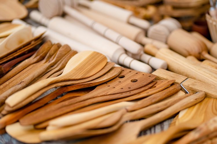 Pembuatan alat masak kayu dimulai dari pemotongan, pembentukan, pengeringan, hingga penghalusan dan finishing.