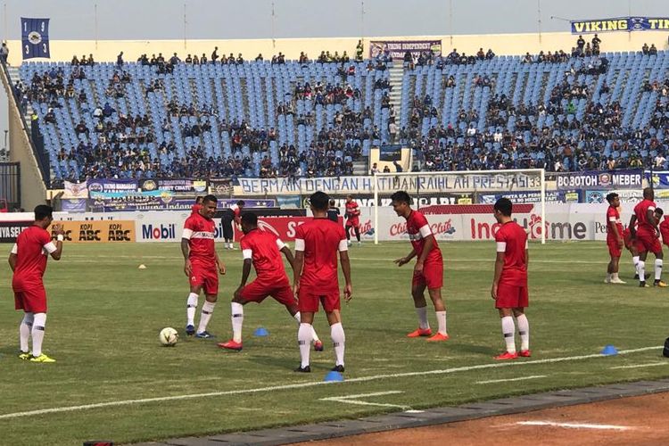 Para pemain Madura United menjalani pemanasan jelang pertandingan Liga 1 Indonesia melawan Persib Bandung di Stadion Si Jalak Harupat, 23 Juni 2019. 