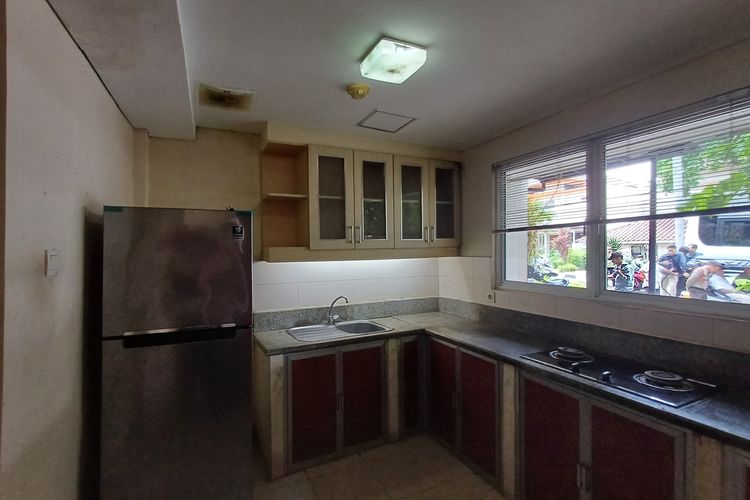 Area dapur rumah anggota DPR yang ada di Kalibata, Jakarta, Senin (7/10/2024).