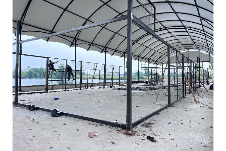 Progres pembangunan padel court dengan pemandangan danau di Springhill Yume Lagoon 