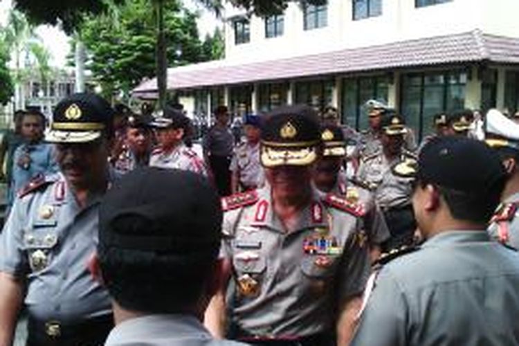 Kapolri Jenderal Polisi Sutarman saat menyalami jajaran Polda DIY