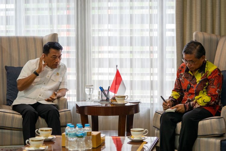 Kepala Staf Kepresidenan Moeldoko saat menerima audiensi 15 orang perwakilan masyarakat adat dari Kabupaten Sintang, Kalimantan Barat, di Gedung Bina Graha, Jakarta, Selasa (26/7/2022). 