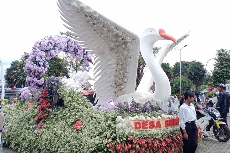 Salah satu kendaraan mobil hias dalam kegiatan Batu Art Flower Carnival pada Minggu (27/11/2022). 