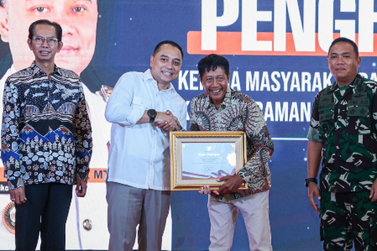 Wali Kota Surabaya, Eri Cahyadi saat serahkan penghargaan ke warga, Rabu (17/9/2025).